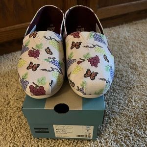 Tom’s alpargatas as pictured, grapes and butterflies. So cute!